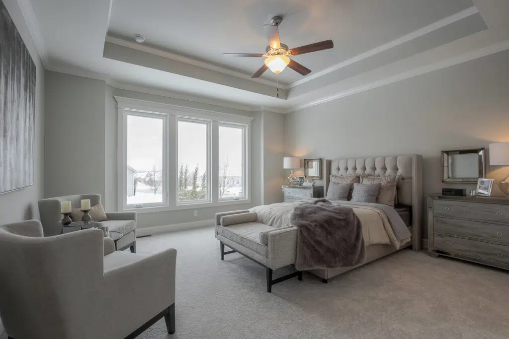 Madalena Bedroom With Coffered Ceiling And Open-concept Kitchen By Comerio Homes