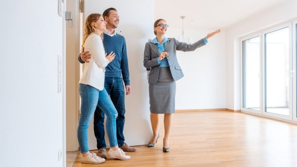 Homeowners and agent conducting final walkthrough of a new home before move-in by Comerio Homes